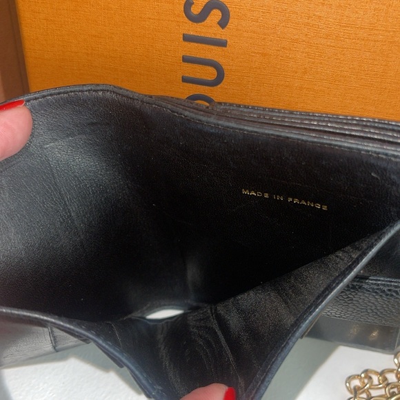 🔥EUC Chanel caviar bifold wallet🔥 Full inclusion - Picture 6 of 10